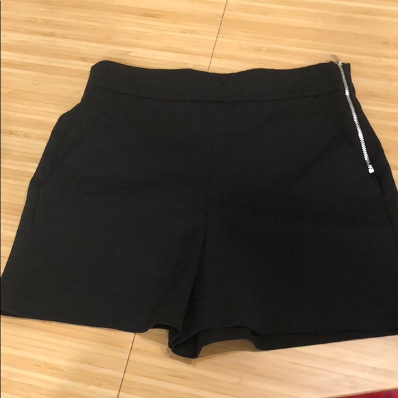 BUNDLE ZARA black basic and blue floral shorts - Picture 2 of 5